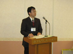 司会の佐藤詠一君