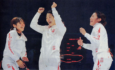 女子エペ団体で中国を破って金メダルを獲得
