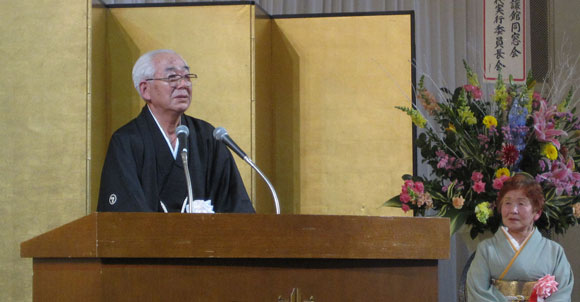 受章の喜びを語る相田英一君