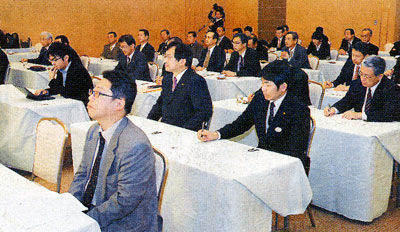 国内外の経済見通しについて聞く参加者