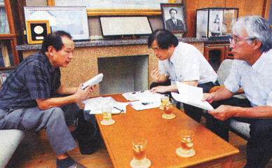 九里広志同志社校友会県支部長と懇談する高橋捷夫さん